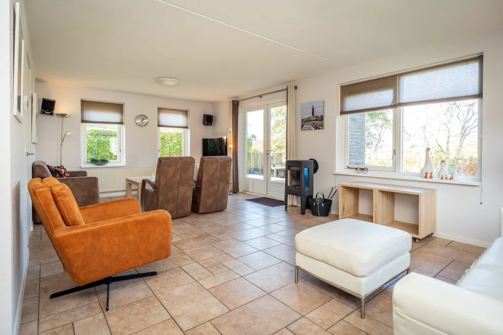 Woonkamer met houtkachel in vakantievilla Bosrandweg 308