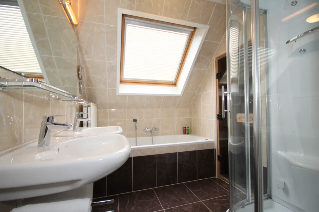 Badkamer met whirlpool, douche en sauna in Bosrandweg 308
